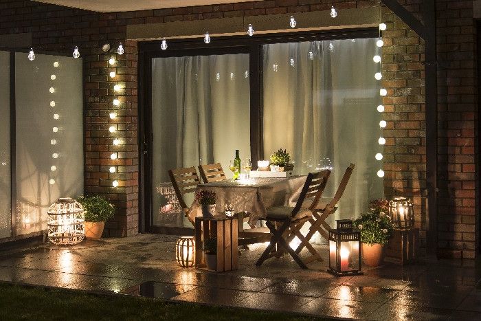 Gemütliche Terrasse mit Beleuchtung